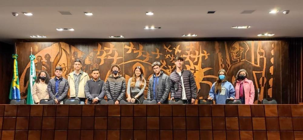 Vereadores da Câmara Mirim de Arapoti visitam o Palácio Iguaçu e Assembleia Legislativa