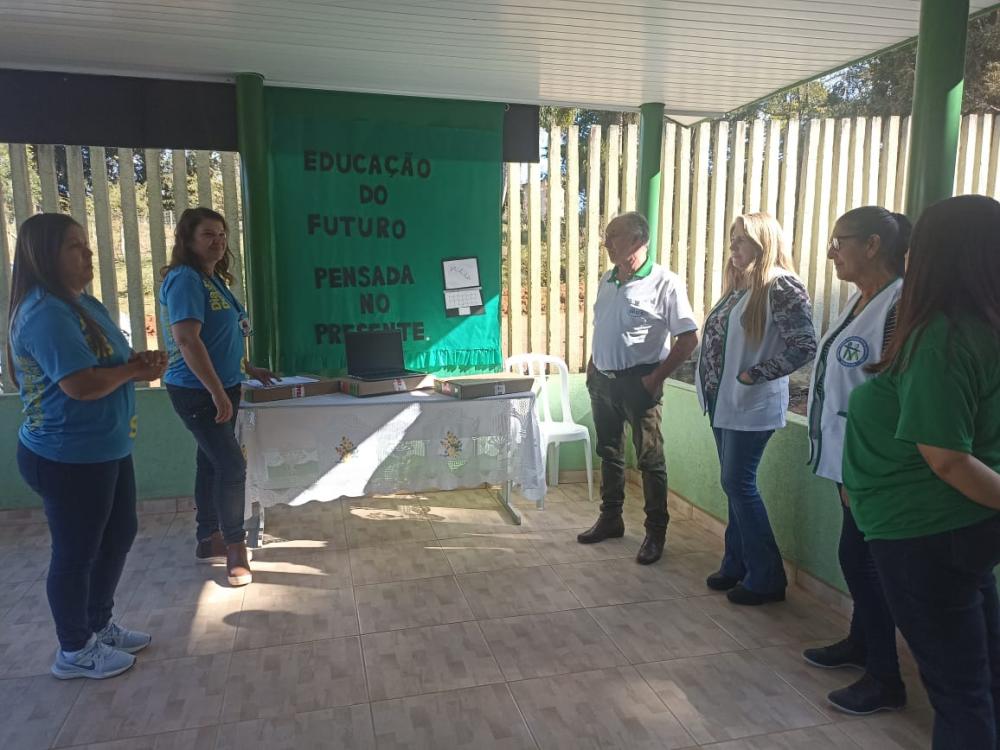 Prefeitura de Jaguariaíva entrega notebooks para professores das escolas rurais