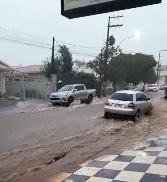 Chuva forte causa enxurradas em Wenceslau Braz, veja os vídeos