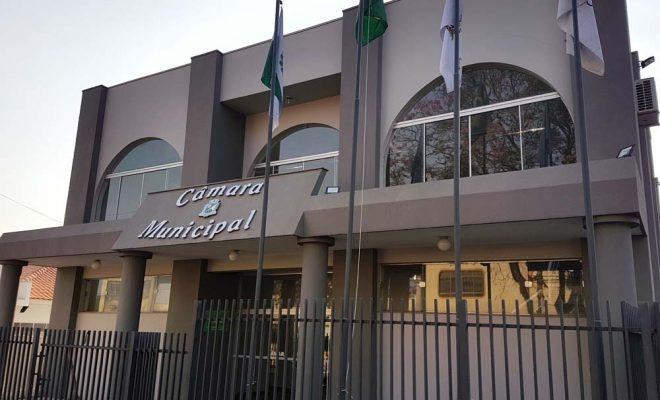Vereadores aprovam aumento de 300% no salário e revoltam população