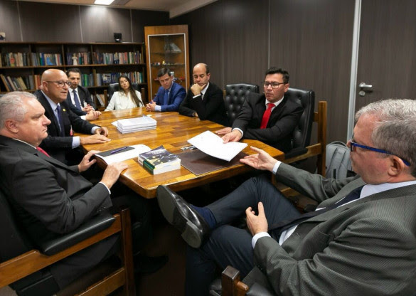 Deputados paranaenses entregam ao TCU relatório técnico sobre os pedágios