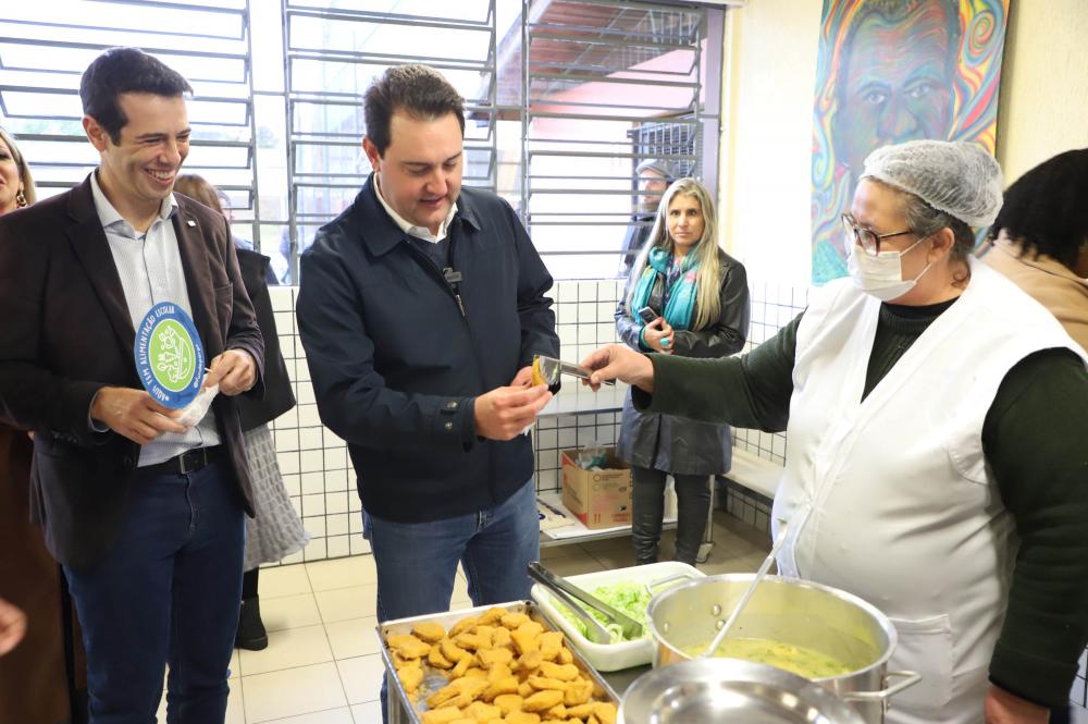 Governador anuncia três refeições por dia em todos os colégios da rede estadual