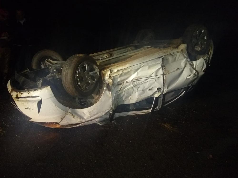 Menor de idade capota carro e vai parar no hospital