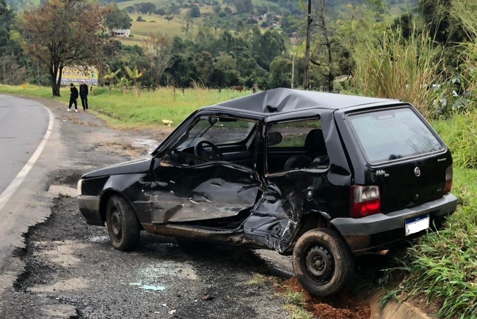 Colisão com caminhão deixa Uno destruído na PR-092 em Siqueira Campos