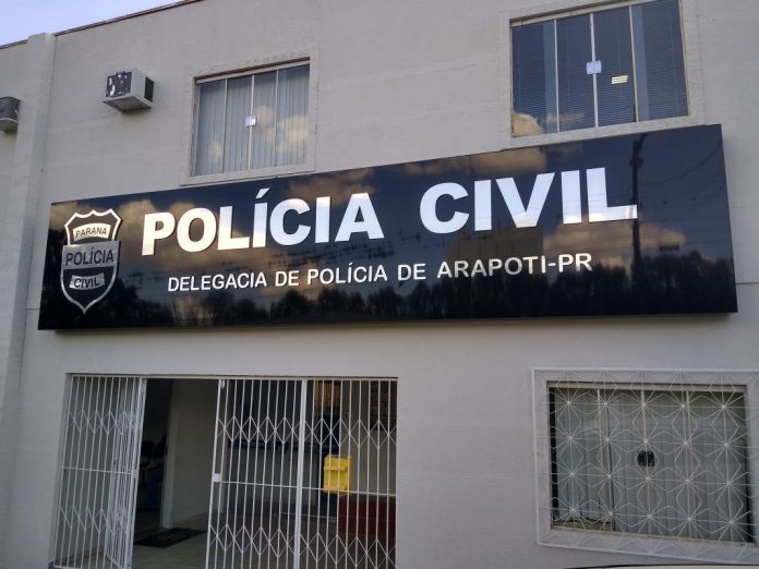 Funcionário encontra R$ 60 mil em jóias roubadas abandonadas em depósito de supermercado