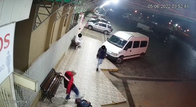 Presa dupla que agrediu e tomou arma de policial em Arapoti; PM segue internado