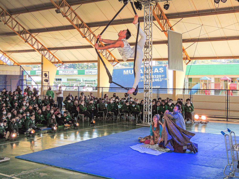 Prefeitura de Jaguariaíva promove espetáculo circense para alunos da rede municipal de ensino 