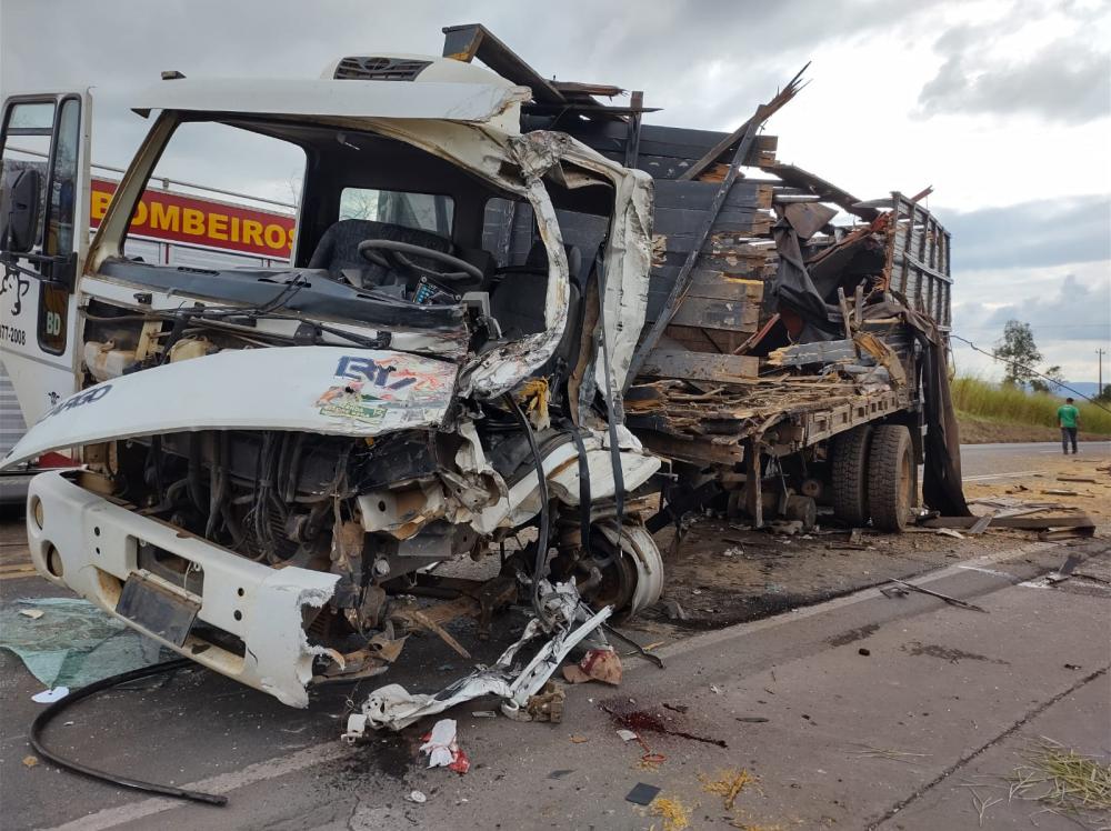 Acidente deixa dois feridos e interdita trânsito na BR-153