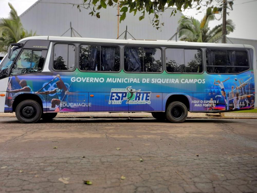 Prefeitura de Siqueira Campos entrega carro zero e micro-ônibus para o departamento de Esportes