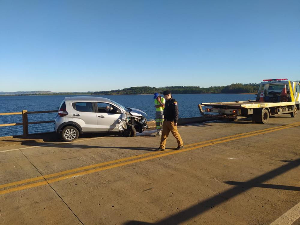 Motorista perde o controle da direção e carro quase cai da ponte de Carlópolis