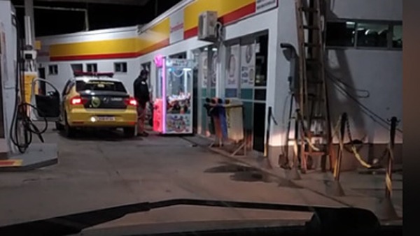 Homem é contido por funcionários durante assalto e acaba preso em Jaguariaíva