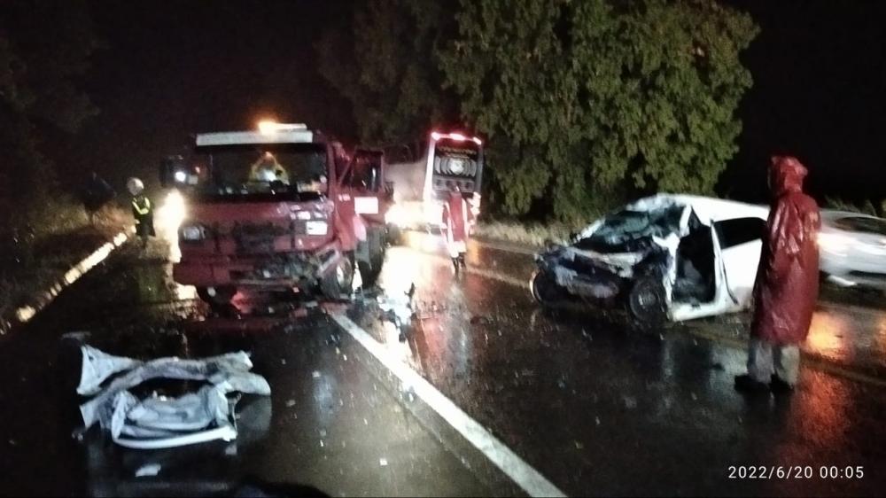 Jovem de 26 anos colide com caminhão e morre preso nas ferragens 