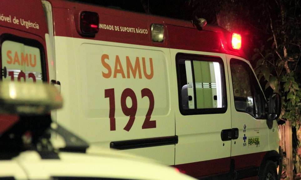 Colisão entre carro e ônibus mata jovem e deixa criança ferida na PR-092