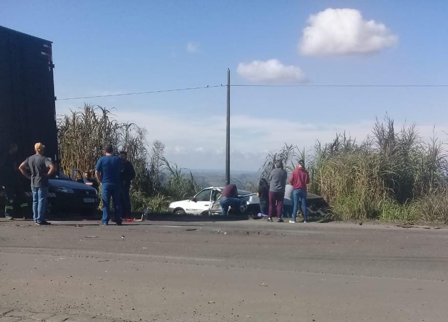 Engavetamento de carreta e automóveis deixa feridos em Wenceslau Braz