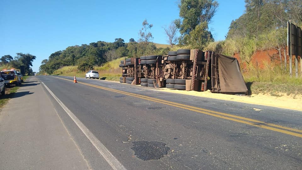 Duas carretas tombam e três ficam feridos na PR-092 no final de semana