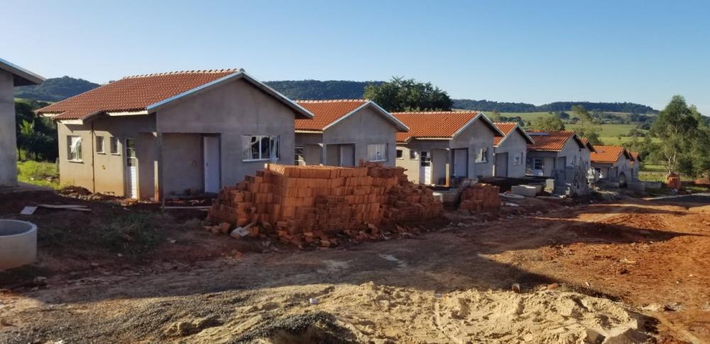 Prefeito e equipe da Cohapar vistoriam obras do Casa Fácil em Jundiaí do Sul