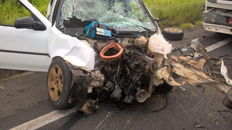 Colisão na PR-092 destrói carro e passageiros saem ilesos