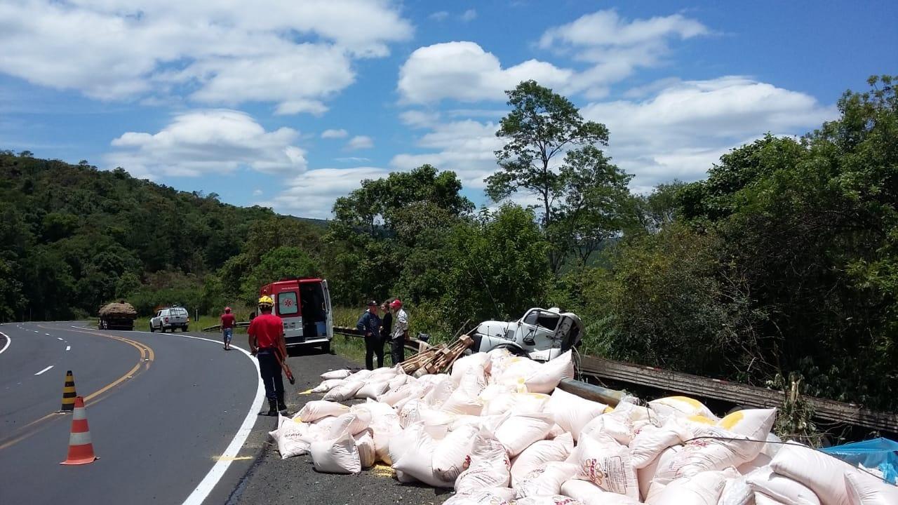 Caminhão tomba na BR-153 e deixa motorista gravemente ferido