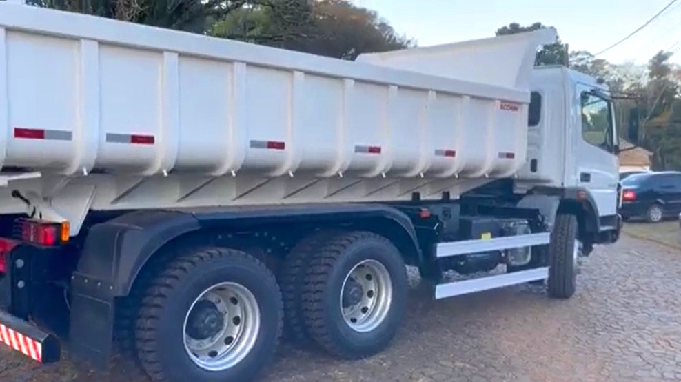 Prefeitura de Salto do Itararé recebe caminhão zero quilômetros 