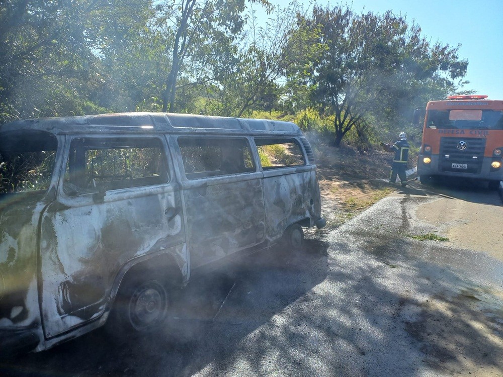 Kombi é destruída pelas chamas na BR-153