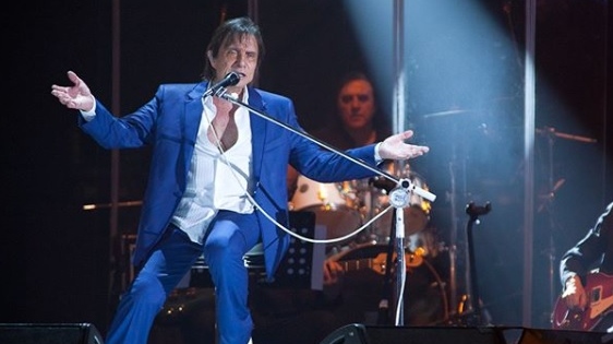 Roberto Carlos testa positivo para covid-19 e adia shows