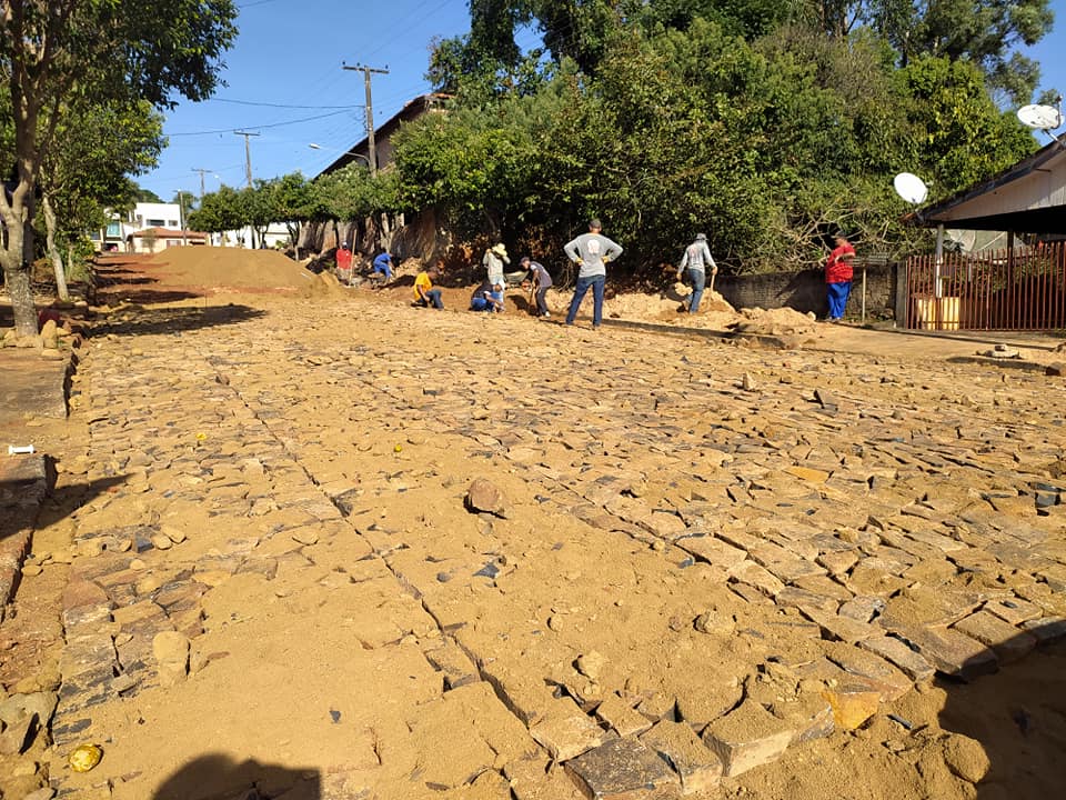 Japira realiza obras de pavimentação em doze ruas da cidade 