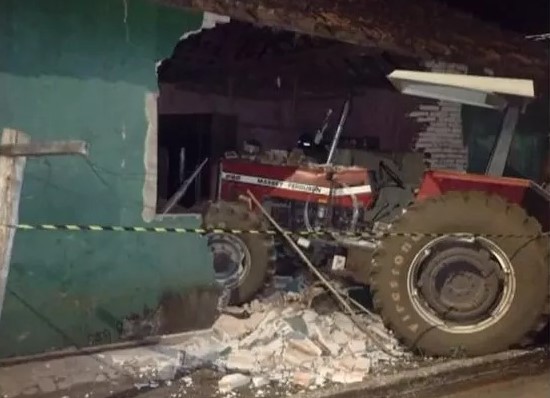 Pai e filha ficam feridos após homem usar trator para invadir e destruir casa