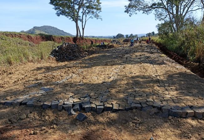 Prefeitura de Siqueira Campos retoma calçamento de estrada com destino a Alemoa