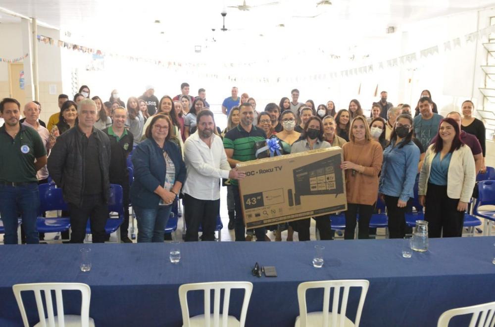 Escolas do NRE Wenceslau Braz recebem Kits Educatron do governo estadual