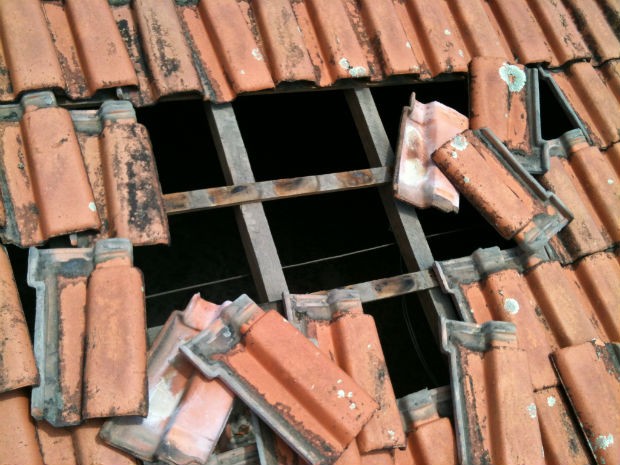 Homem é preso dentro de telhado de residência furtando fios para usar drogas