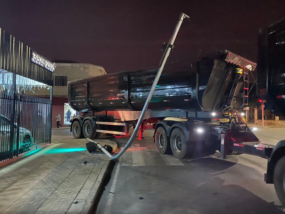Mais uma vez semáforo é derrubado por carreta em Wenceslau Braz