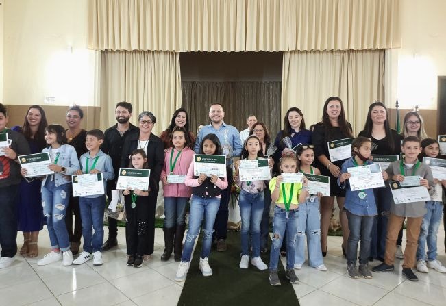 Siqueira Campos premia alunos por atividades desenvolvidas na Semana do Meio Ambiente