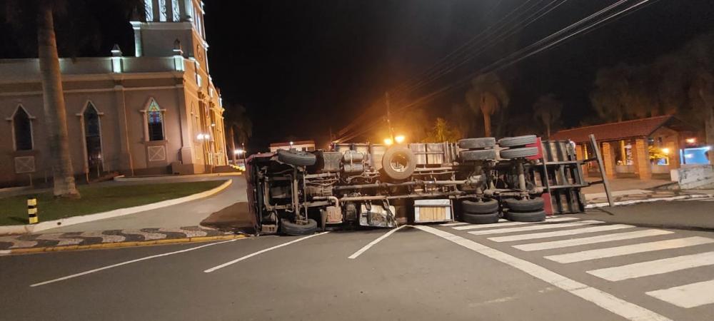 Caminhão sem freios dispara e tomba no Centro de Siqueira Campos
