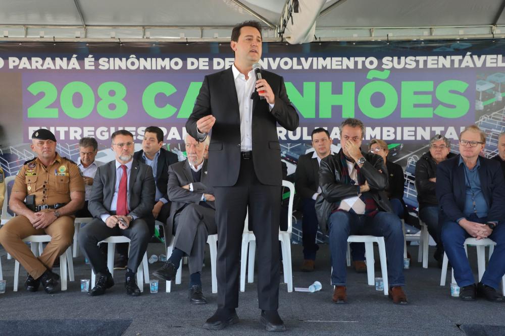 Governo do Estado entrega caminhões a dez municípios do Norte Pioneiro