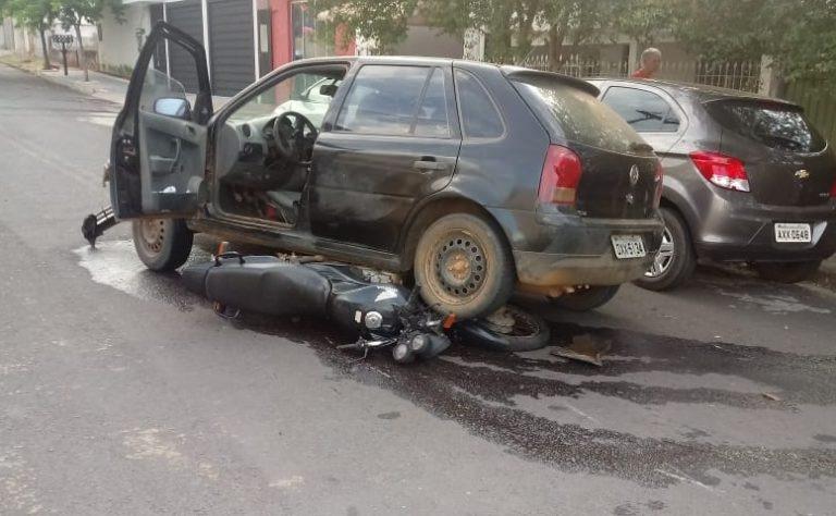 Motociclista sai ileso após ser atropelado por carro
