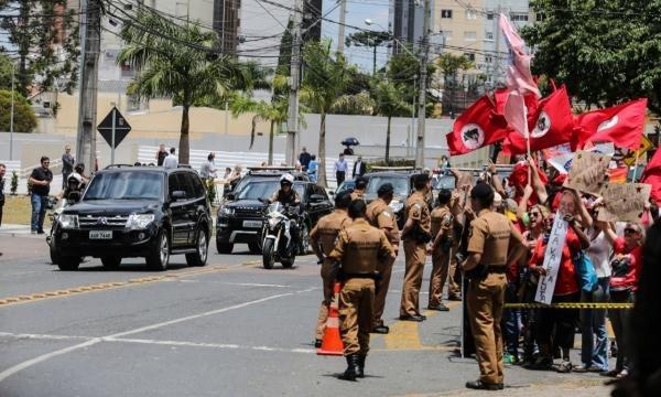 Lula chega para ser interrogado à sede da Justiça Federal; manifestantes se aglomeram