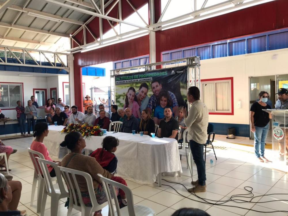 Prefeitura de Jacarezinho faz entrega de títulos de propriedade para 151 famílias