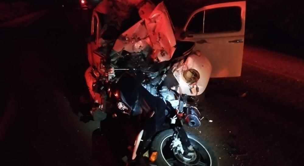Colisão entre fusca e moto mata jovem de 27 anos e deixa outro de 18 em estado grave
