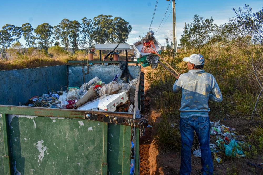 Prefeitura de Jaguariaíva realiza limpeza, mas lixo volta a ser descartado no Portal do Sertão