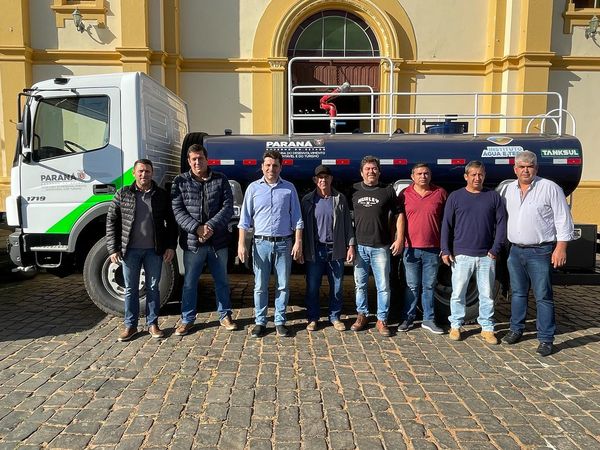 Flávio Zanrosso comemora novo caminhão para Tomazina