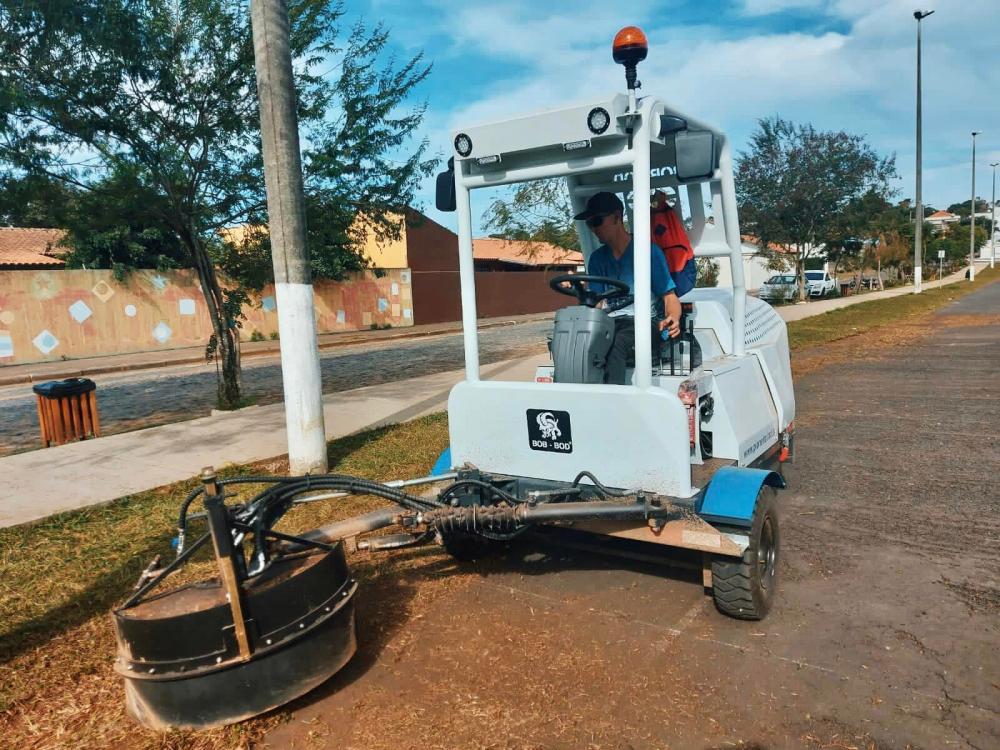 Prefeitura de Jaguariaíva adquire novo equipamento para limpeza de ruas e parques