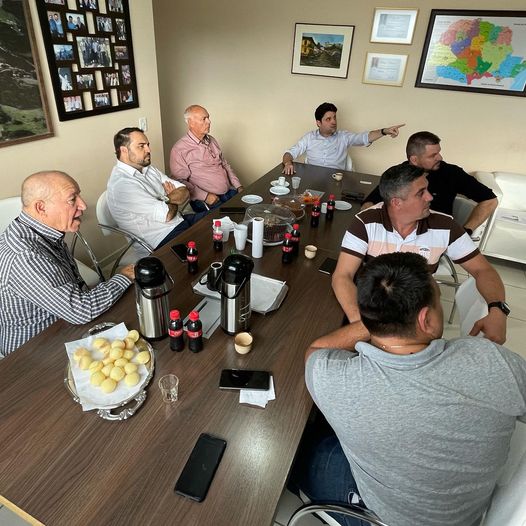 Flavio Zanrroso recebe comitiva do governo estadual em Tomazina