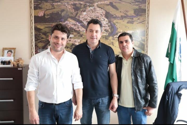 Autoridades de Tomazina agradecem deputado Sérgio Souza pela aquisição de dois ônibus
