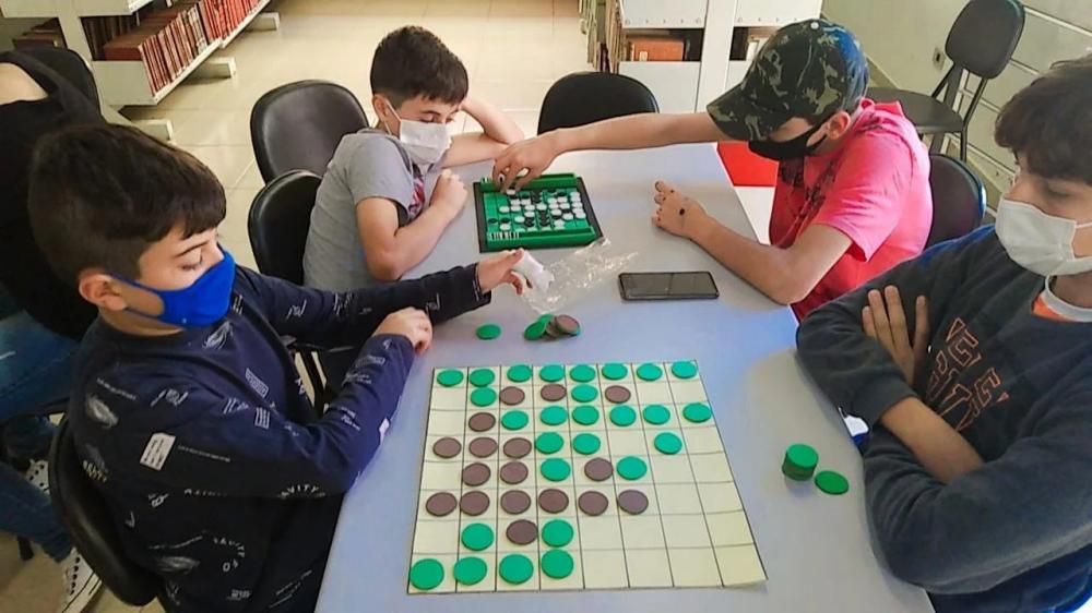 CRAS de Pinhalão promove oficina de Jogos de Tabuleiro  