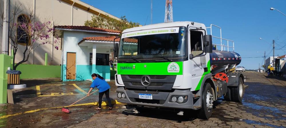 Prefeitura de Santana do Itararé realiza limpeza na Praça Matriz