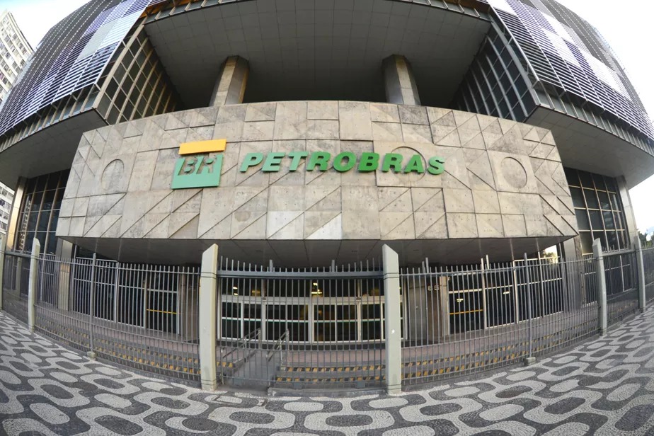 Petrobras anuncia redução de 4,92% da gasolina a partir de quarta-feira