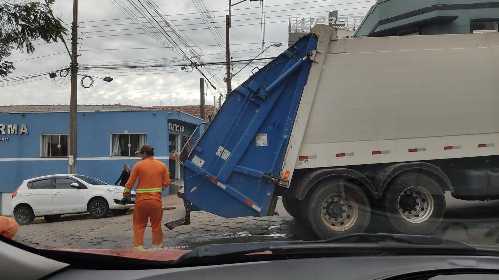 Coletor de lixo é ferido por cacos de vidro em Siqueira Campos