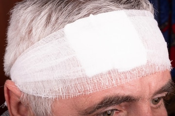 Neto acerta cabeça do avô com uma enxada e homem tem traumatismo craniano