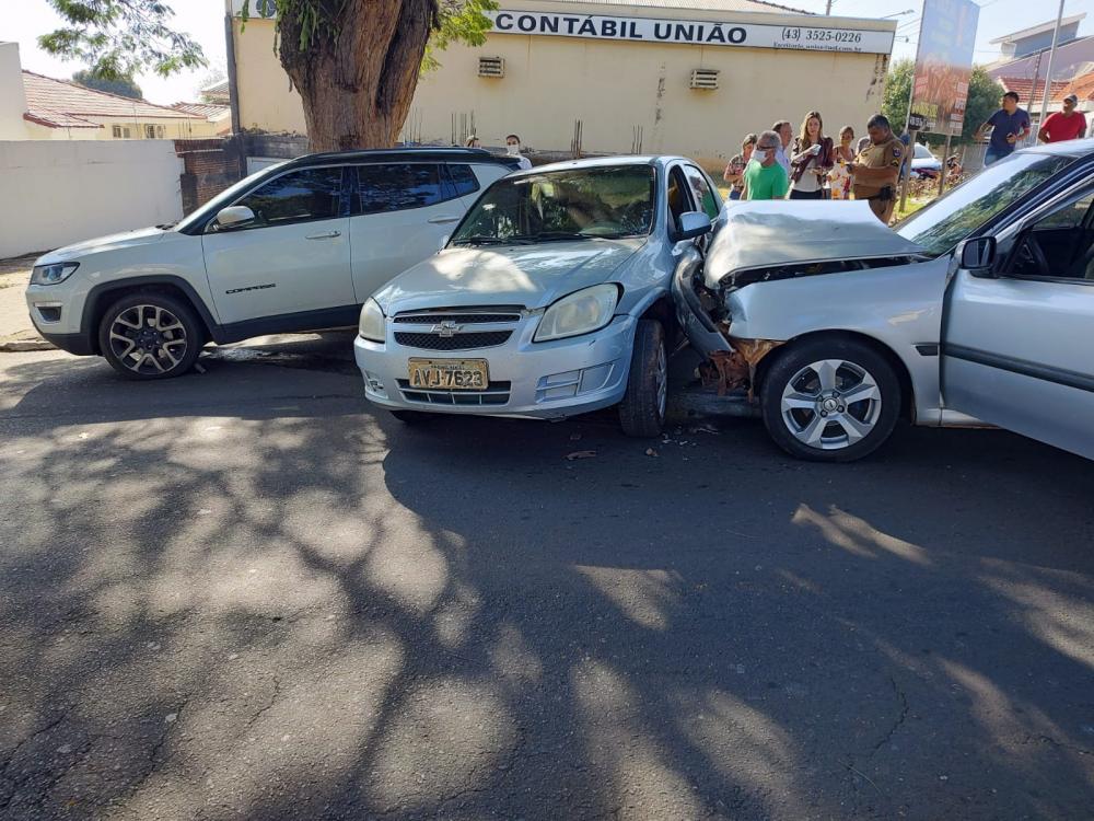 Colisão deixa três carros destruídos no centro de Jacarezinho