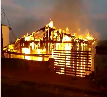 Casa é destruída pelo fogo em Wenceslau Braz